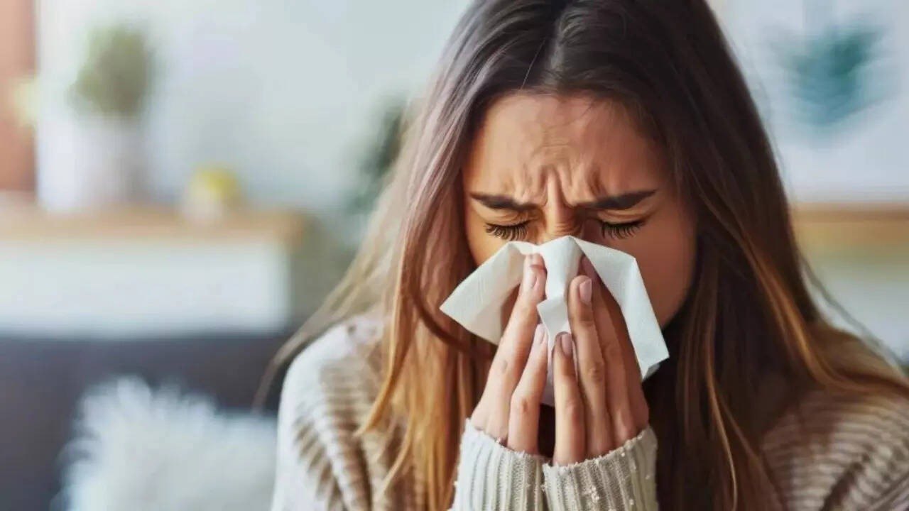 what are symptoms of mold allergies